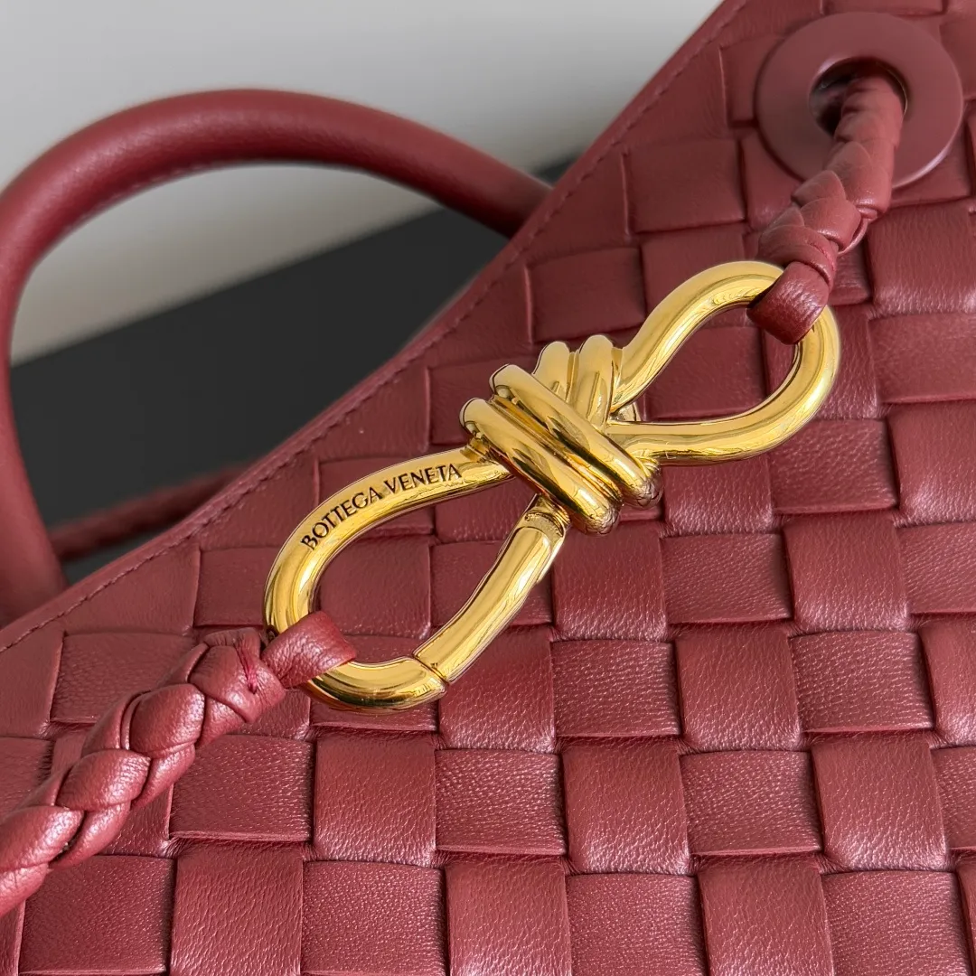 The 2023 new Andiamo batch of 1860 BV has been shipped‼ ️Really popular🔥The new Andiamo woven handbag launched by Bottega Veneta this season is really popular all over the world! ! Celebrities at home and abroad have worn it, and Oscar-winning actress Michelle Yeoh has taken it out on the street. Song Jia, Trai Yara, Yu Feihong, Sanji Ayaka, Rosie Hunting-Whiteley, Yoshioka Riho, etc. have all picked up this bag. It is classic and versatile, showing off its temperament, and the bag capacity is also large, which is very convenient for daily commuting! ! A variety of carrying methods, the shoulder straps can be adjusted by yourself, the original lambskin feels soft and delicate, and the unisex style breaks gender boundaries and brings a more practical and longer-lasting use experience. Andiamo, which has both elegant and casual styles, perfectly interprets the true appearance of "fashionable old money style". Style number: 743568 Size: 25*22*10.5cm